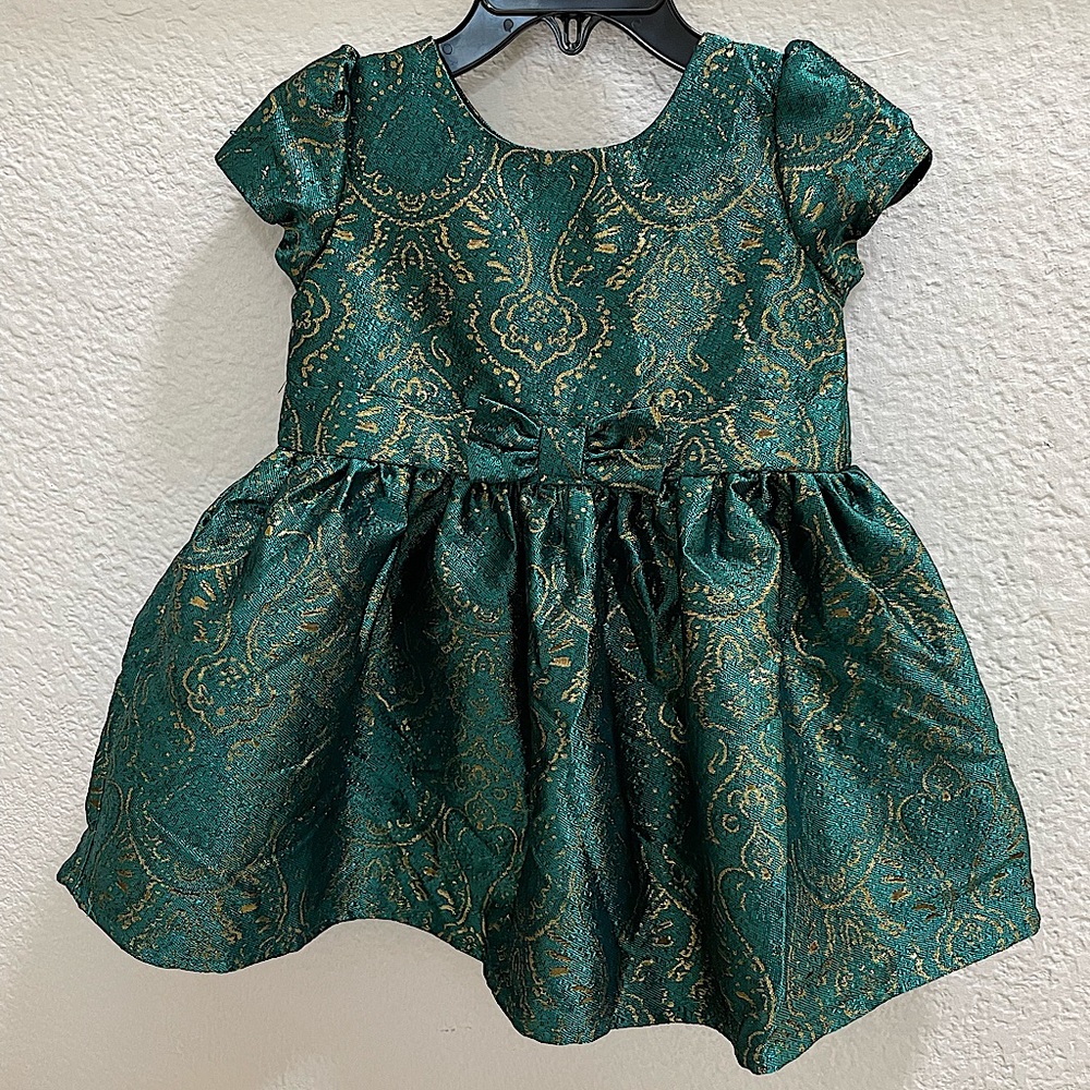 Toddler green and gold dress size 2T. Gently used. 

*Pet free/ Smoke free home